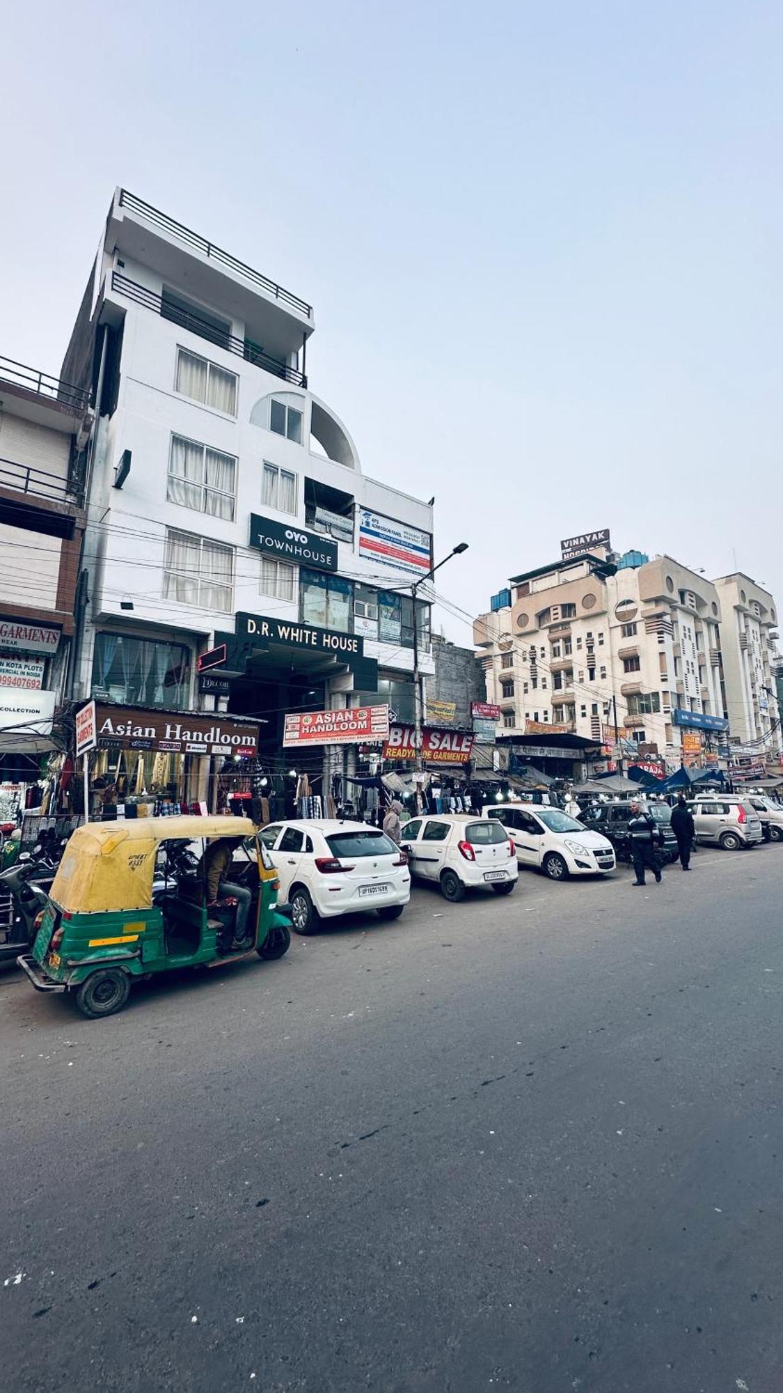 Hotel Relax In - Noida Sector 18 Экстерьер фото