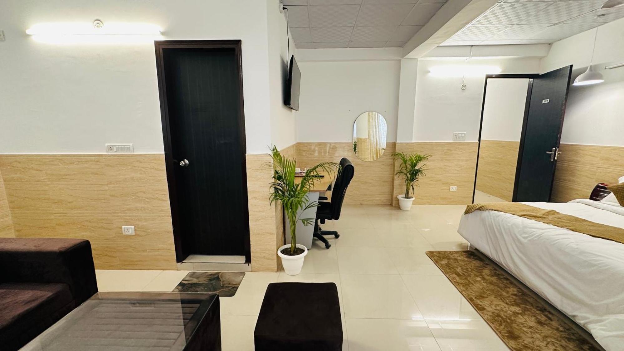 Hotel Relax In - Noida Sector 18 Экстерьер фото